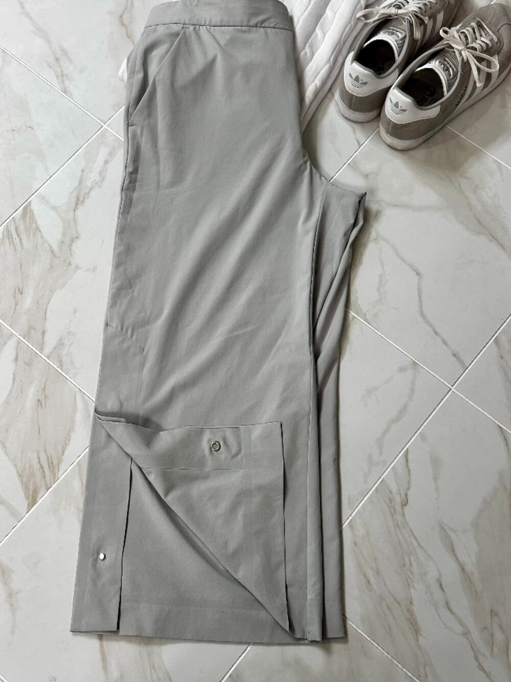 Athleta Tribeca Wide Leg Cropped Lightweight Tern Grey Side Button Pants Sz. 12